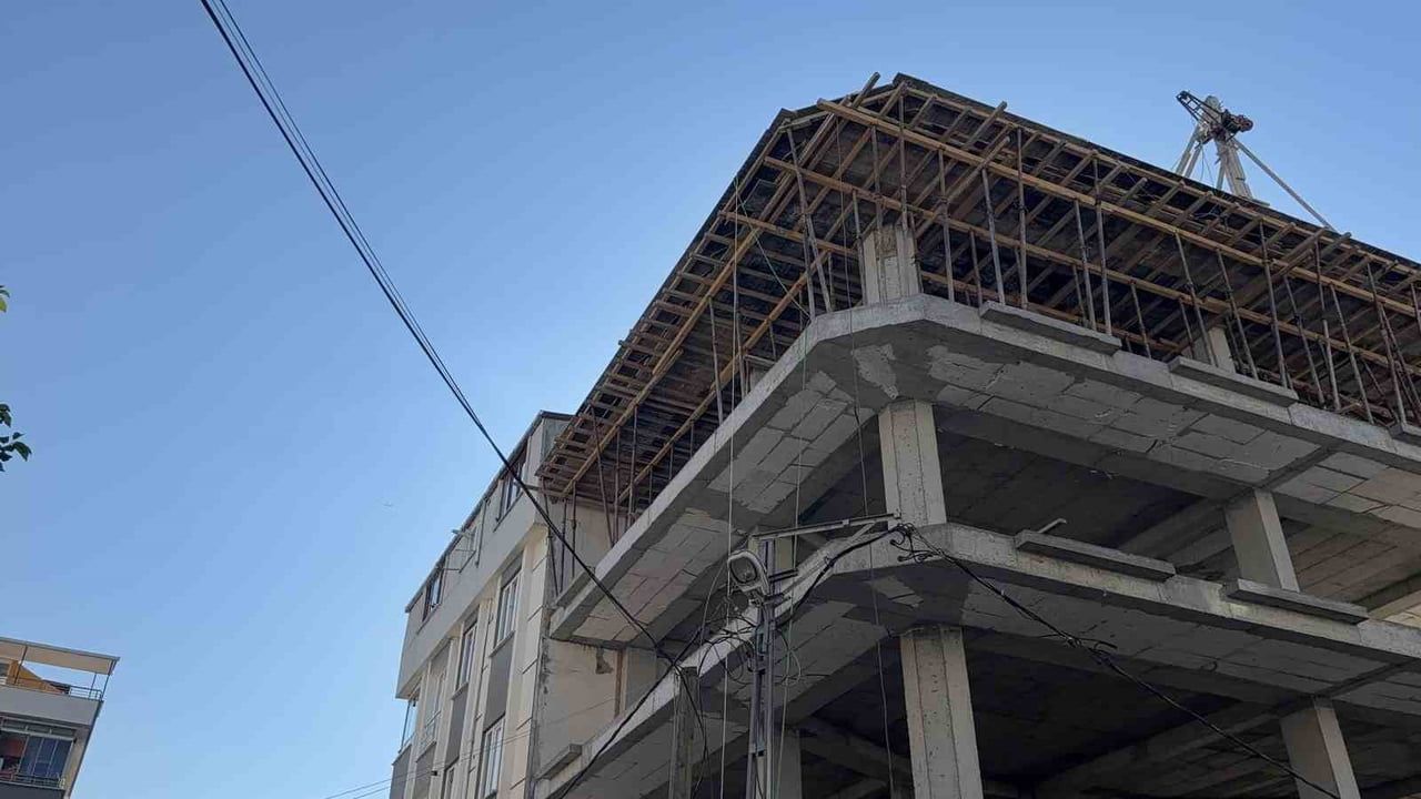 Arnavutköy'de inşaat sırasında 6 katlı binanın duvarı patladı