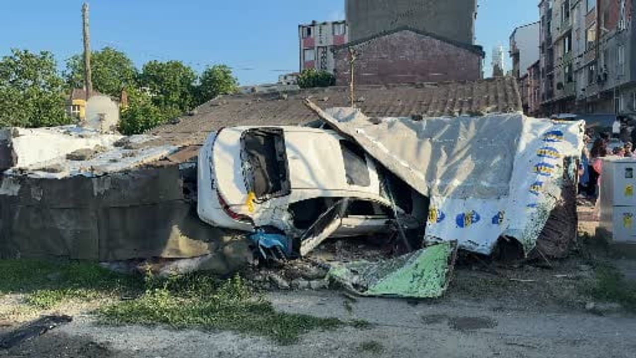 Arnavutköy'de kontrolünü kaybeden otomobil müstakil eve girdi: 5 yaralı