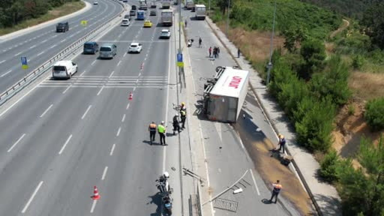 Arnavutköy'de market kamyonu bariyerleri yıkarak yan yola devrildi