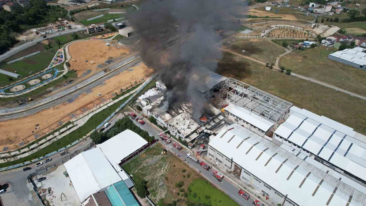 Arnavutköy'de sünger fabrikasında çıkan yangın 3 saatte kontrol altına alındı