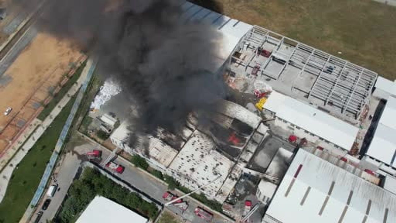 Arnavutköy'de sünger fabrikasında yangın