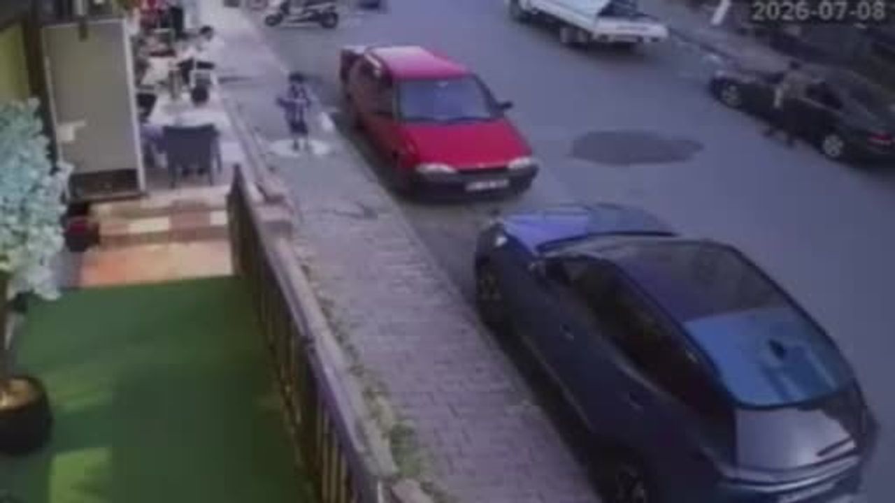 Arnavutköy'de sürücü fren yerine gaza bastığı iddia edildi, bebek arabası ve yaya çarpıldı