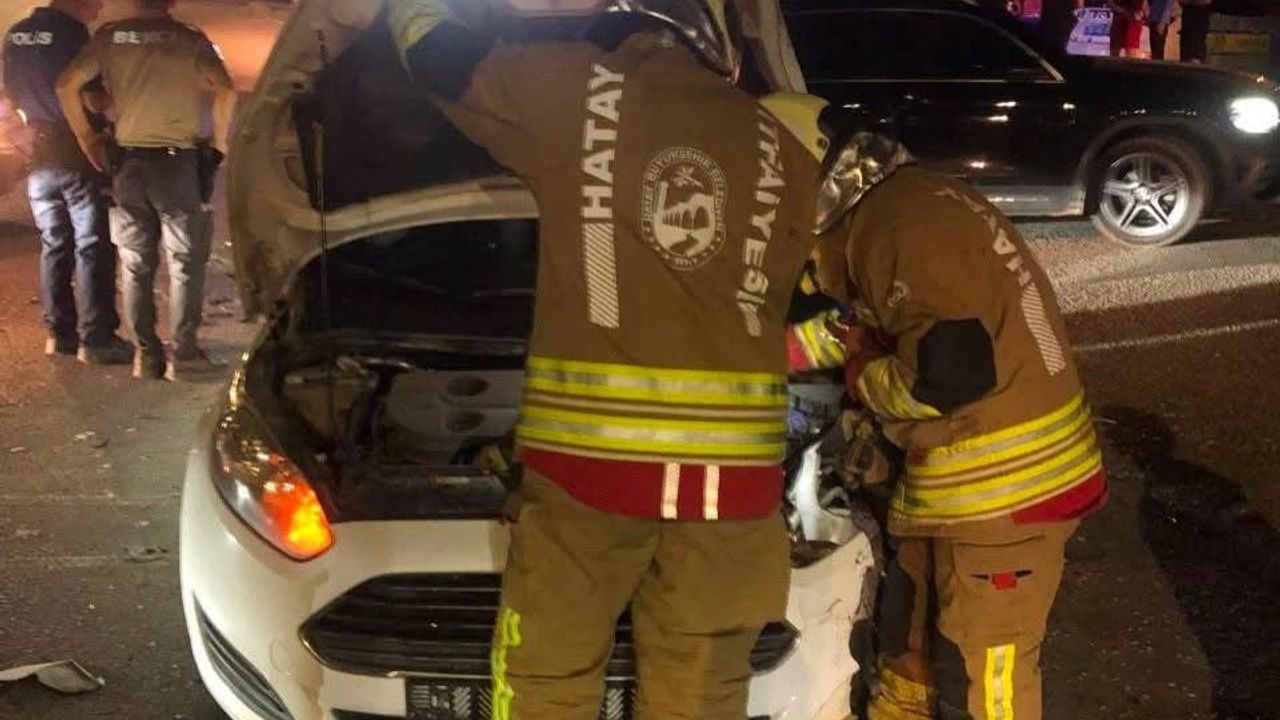 Arsuz’da kavşakta iki otomobil çarpıştı: 2 yaralı