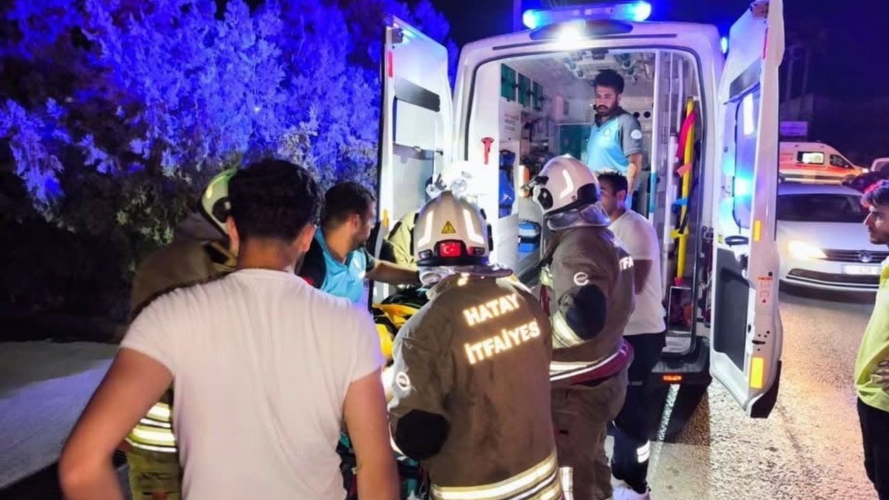 Arsuz’da otomobil direğe çarparak takla attı: 3 kişi yaralandı