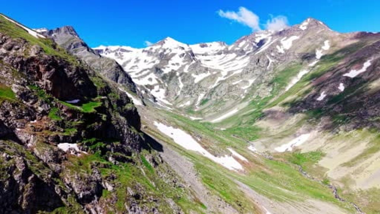 Artabel Gölleri tabiat parkı temmuzda da karla kaplı zirveleriyle öne çıkıyor