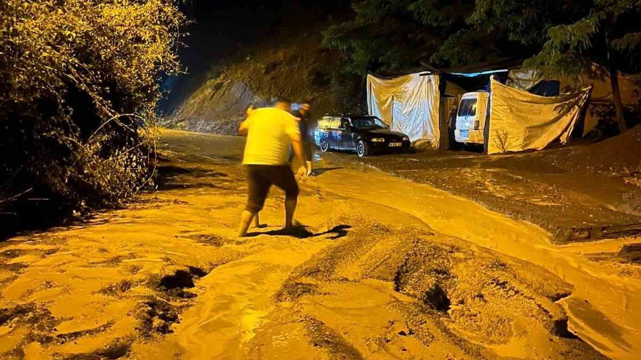 Artvin’de gece etkili sağanak Ardanuç ilçesinde taşkına neden oldu