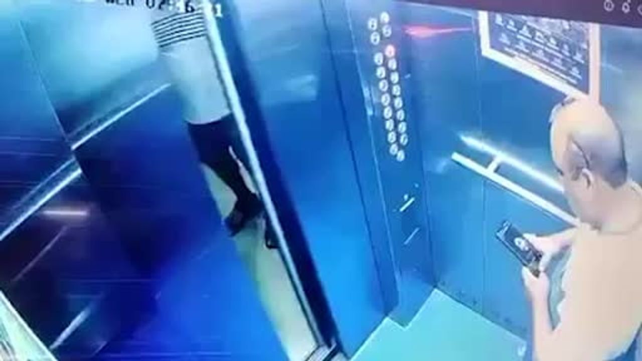 Asansörde karşılaşan iki eski yönetici kavga etti