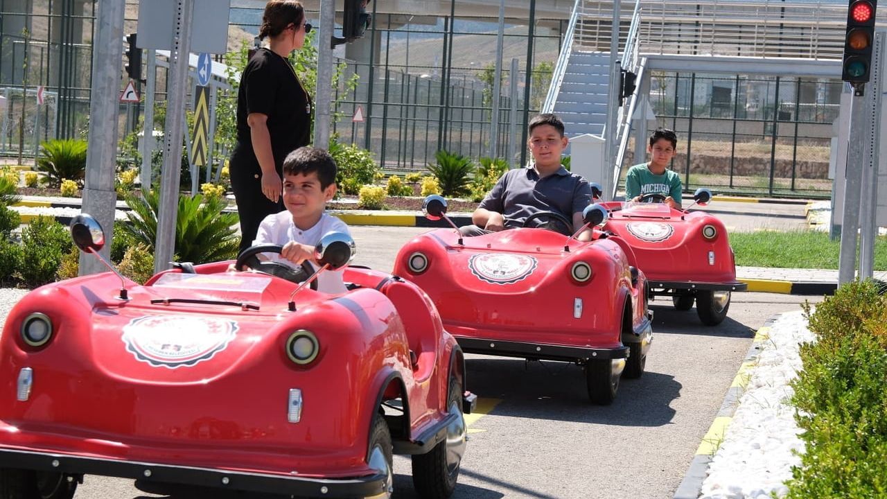 Asarlık trafik eğitim parkurunda her gün 50 çocuk kuralları öğreniyor