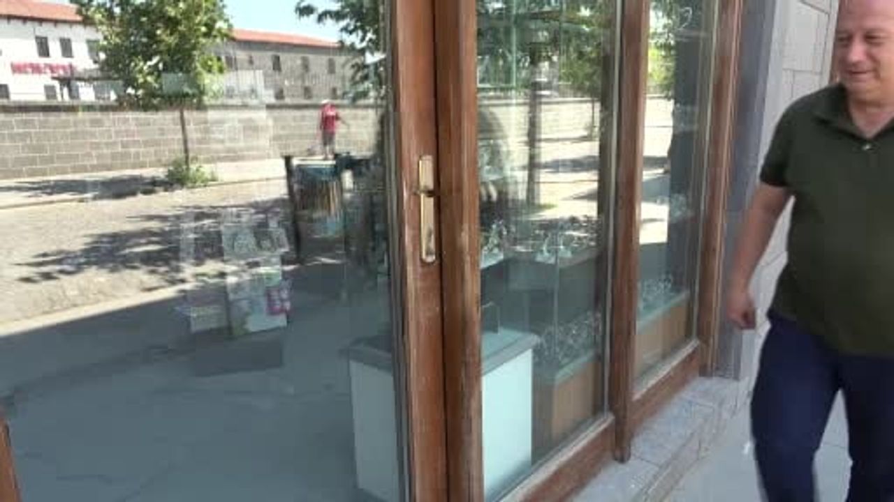 Aşırı sıcaklar Sur'da hayatı yavaşlatıyor, esnaf öğleden sonra açıyor