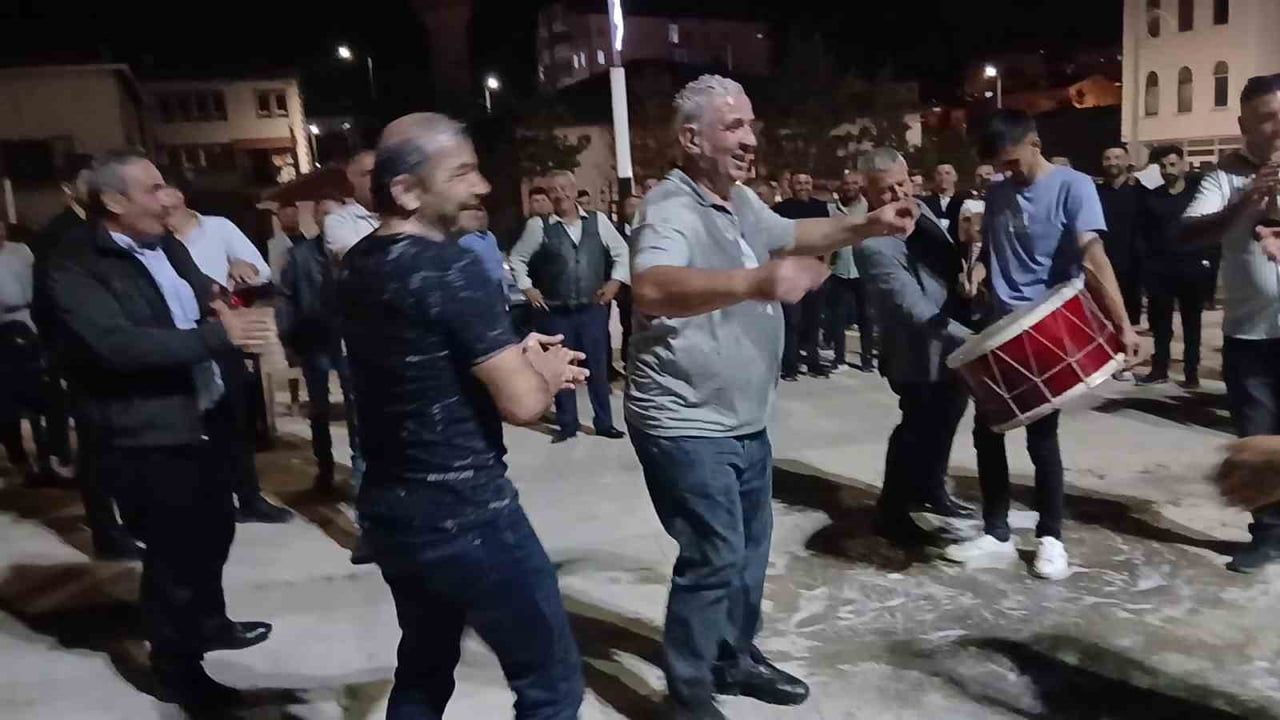 Asırlık düüğün geleneği damadın yakınlarına tıraş cezası