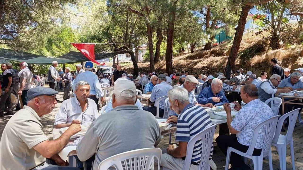 Asırlık gelenek Dutluca’da binlerce kişiyi aynı sofrada buluşturdu