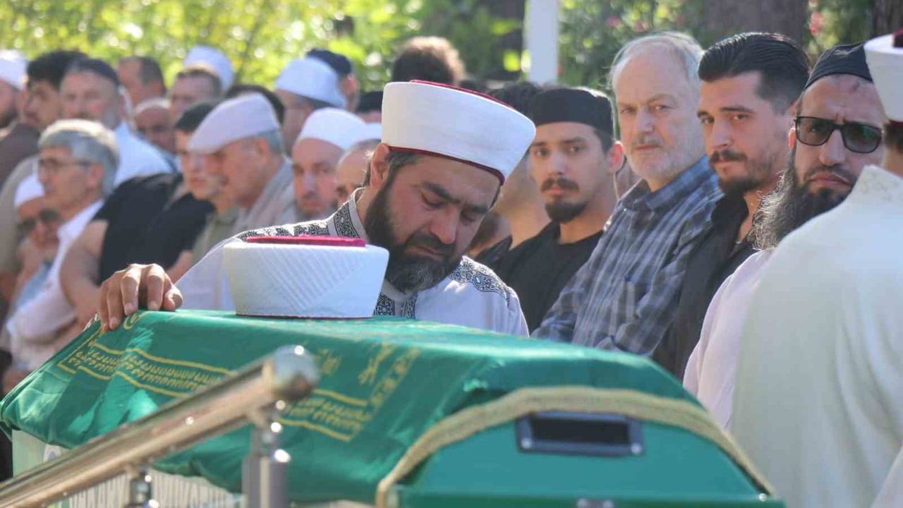 Askere gitmeden yaşamı son bulan hafızın cenaze namazını imam babası kıldırdı