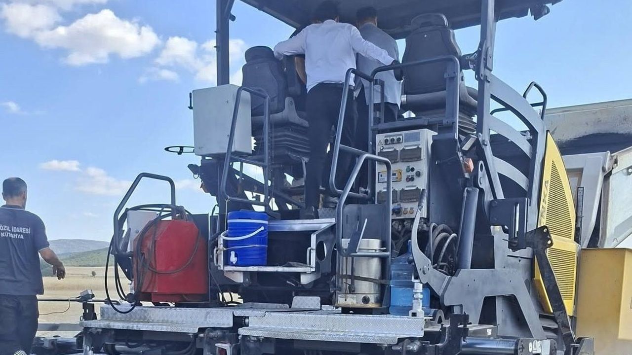 Aslanapa'da köy yollarına konfor hedefi: 5,1 kilometrelik sıcak asfalt incelendi