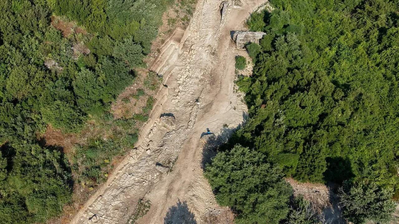 Aspendos'ta tiyatrodan akropolise uzanan 2 bin yıllık yol gün yüzüne çıktı