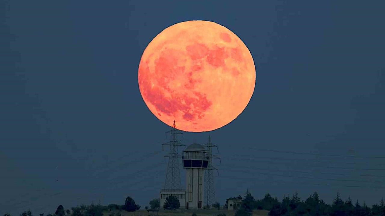 Astrofotoğrafçı Eskişehir semalarında Çilek Dolunayı'nı fotoğrafladı