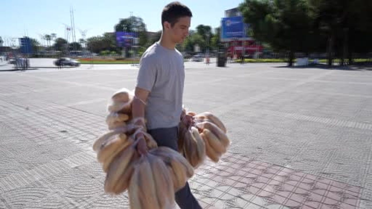 Atakan'ın sabah ritüeli: tek seferde 100 ekmekle işi yürütmek