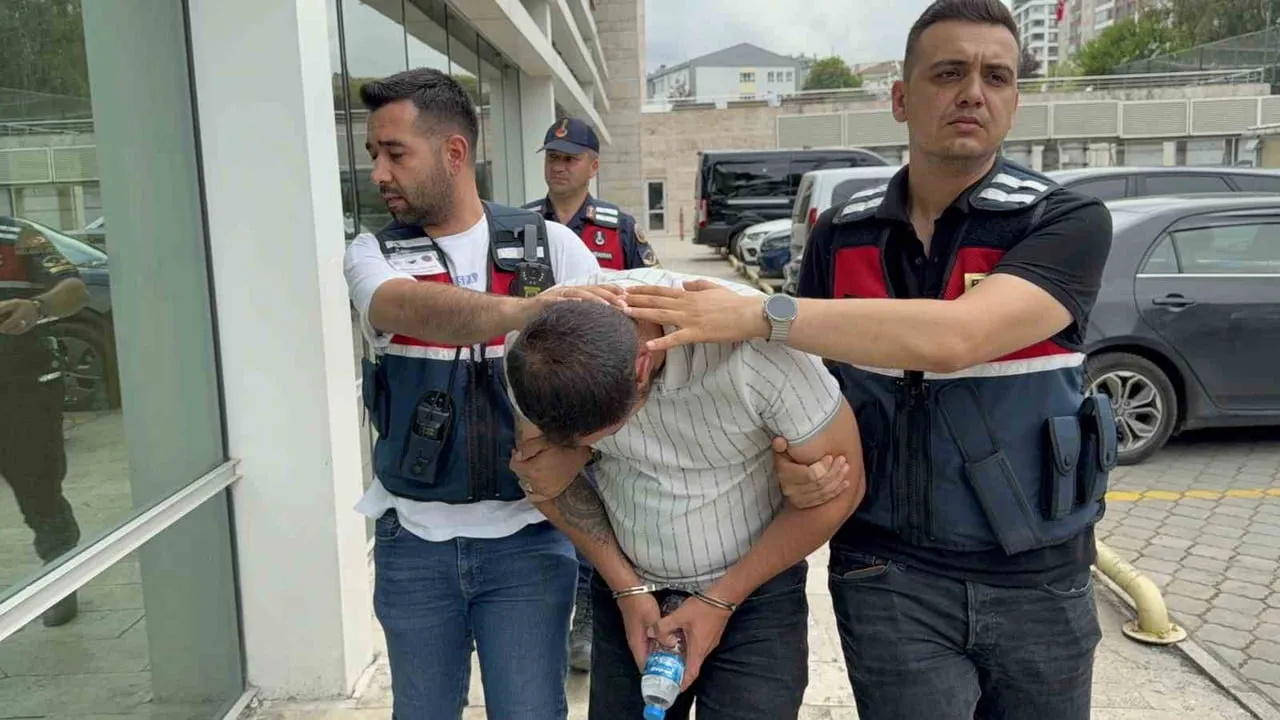 Atakum'da bagajdaki boya kutularında 2 bin 653 sentetik hap ele geçirildi