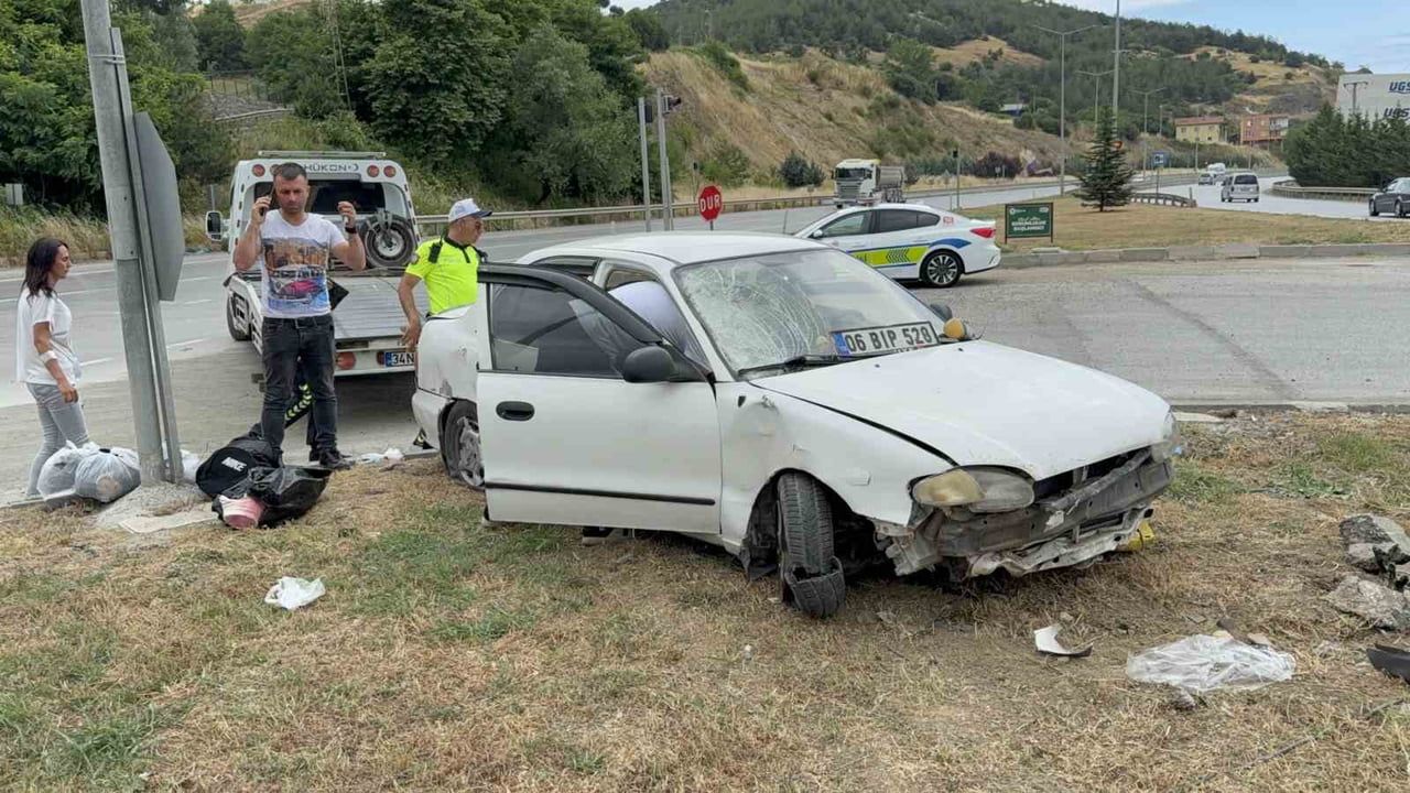 Atakum'da otomobil refüje çıktı, kaza maddi hasarla atlatıldı