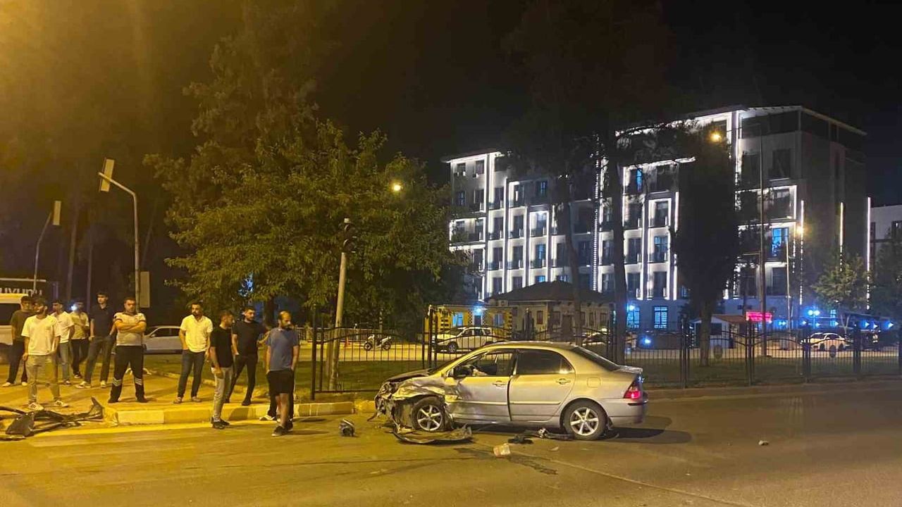 Atatürk Bulvarı Saat Kulesi kavşağında çarpışma: bir kişi yaralandı