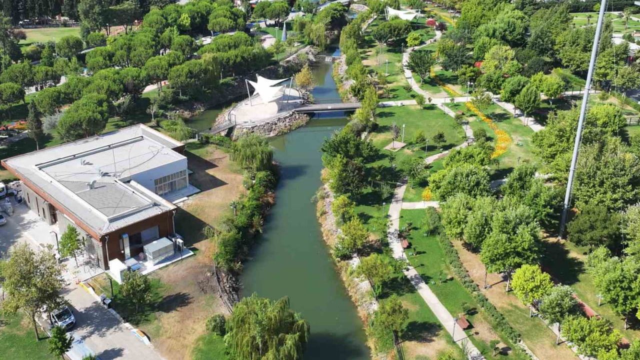 Atatürk Kent Parkı'nda dere temizliğiyle kötü kokuya veda