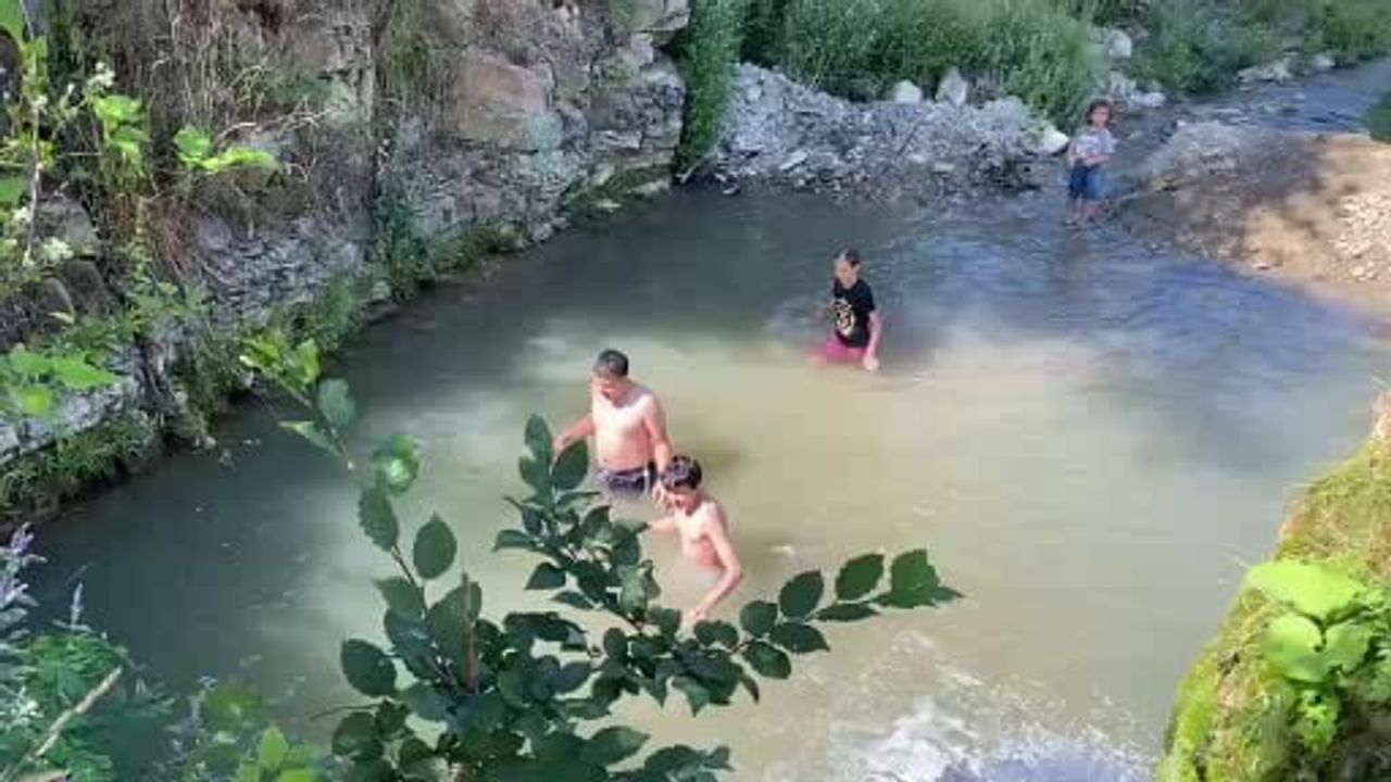 Atayurt şelalesi yaz aylarında yoğun ziyaretçi çekiyor