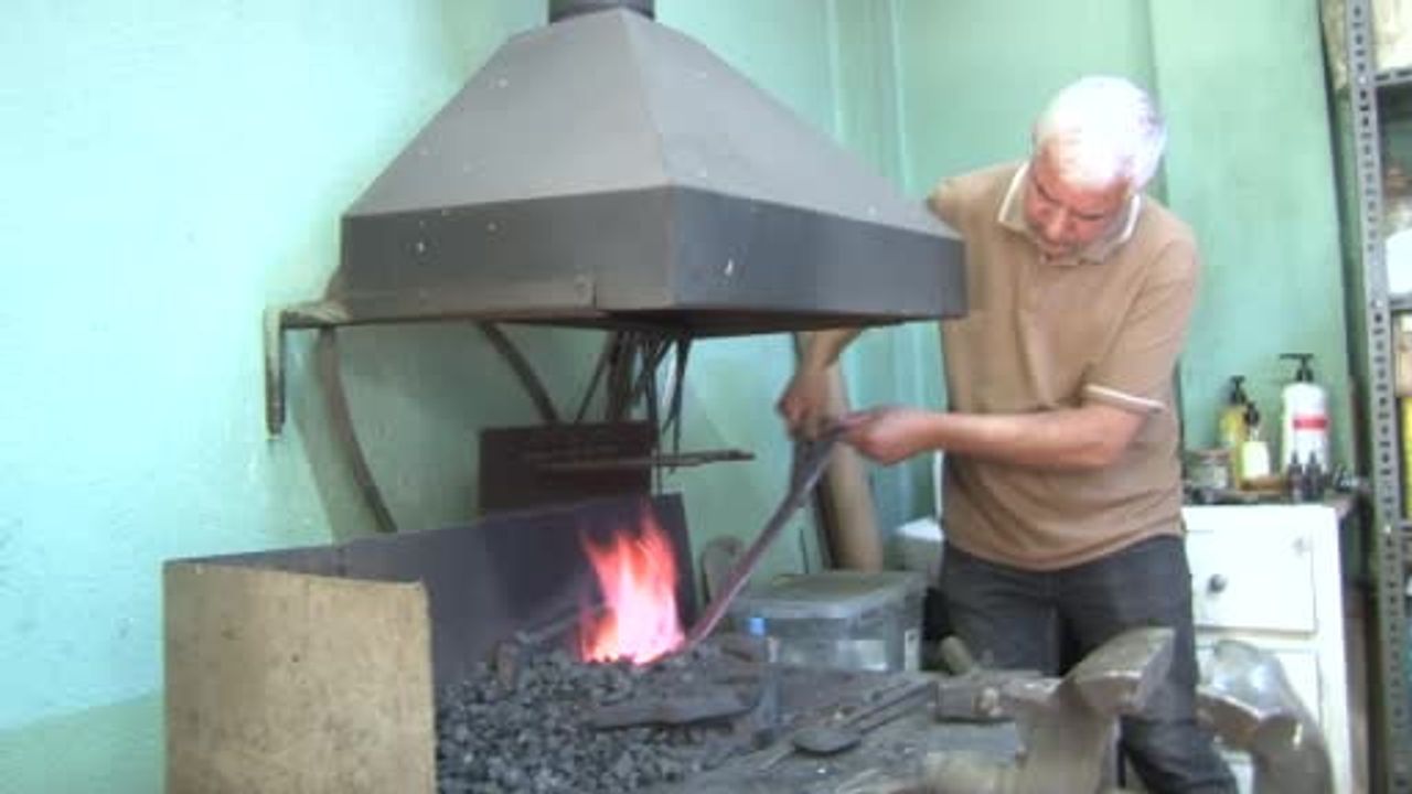 ateşin başında 45 yıl: sivaslı ustanın 60 derece atölyesinde dövme bıçak mesaisi