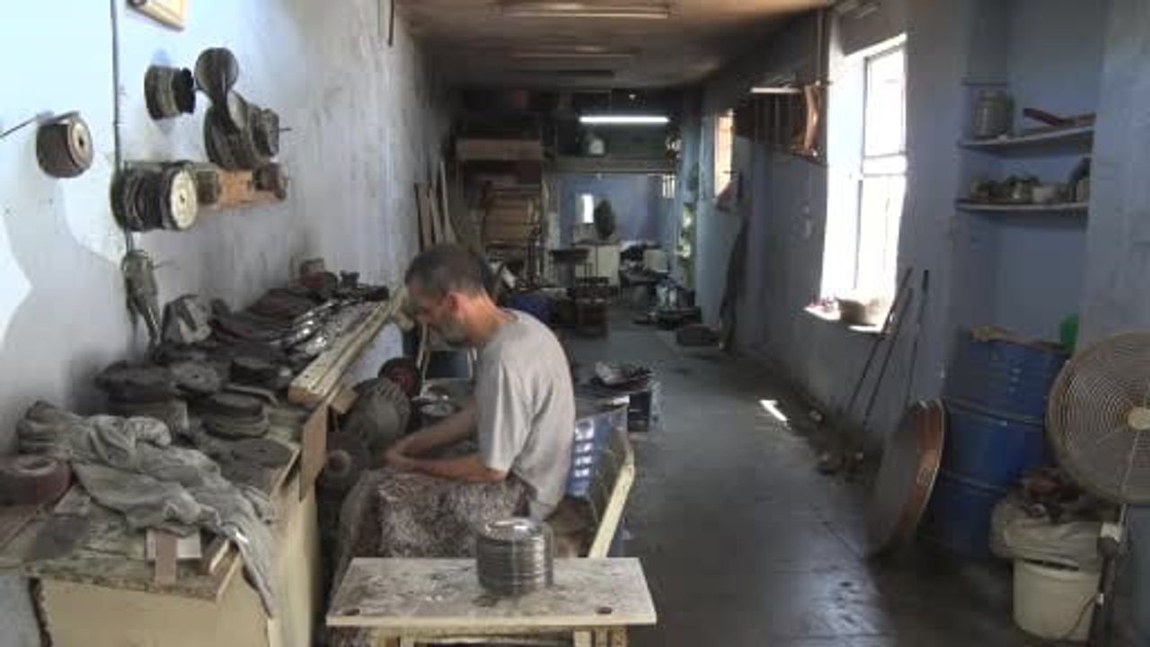 Ateşin içinde kalan meslek: İzmir'in son kalaycısı 35 yıllık direniş
