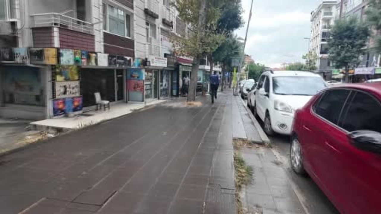 Avcılar'da alkollü kavga caddeyi karıştırdı, esnaf ve polisle arbede kamerada