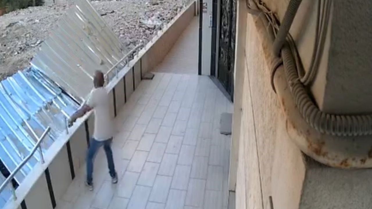 Avcılar'da bahçe tırabzanlarını çalan hırsızlar güvenlik kamerasında