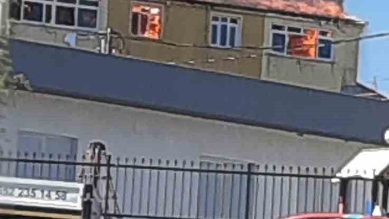 Avcılar'da çatıda çıkan yangın iki daireyi kullanılamaz hale getirdi