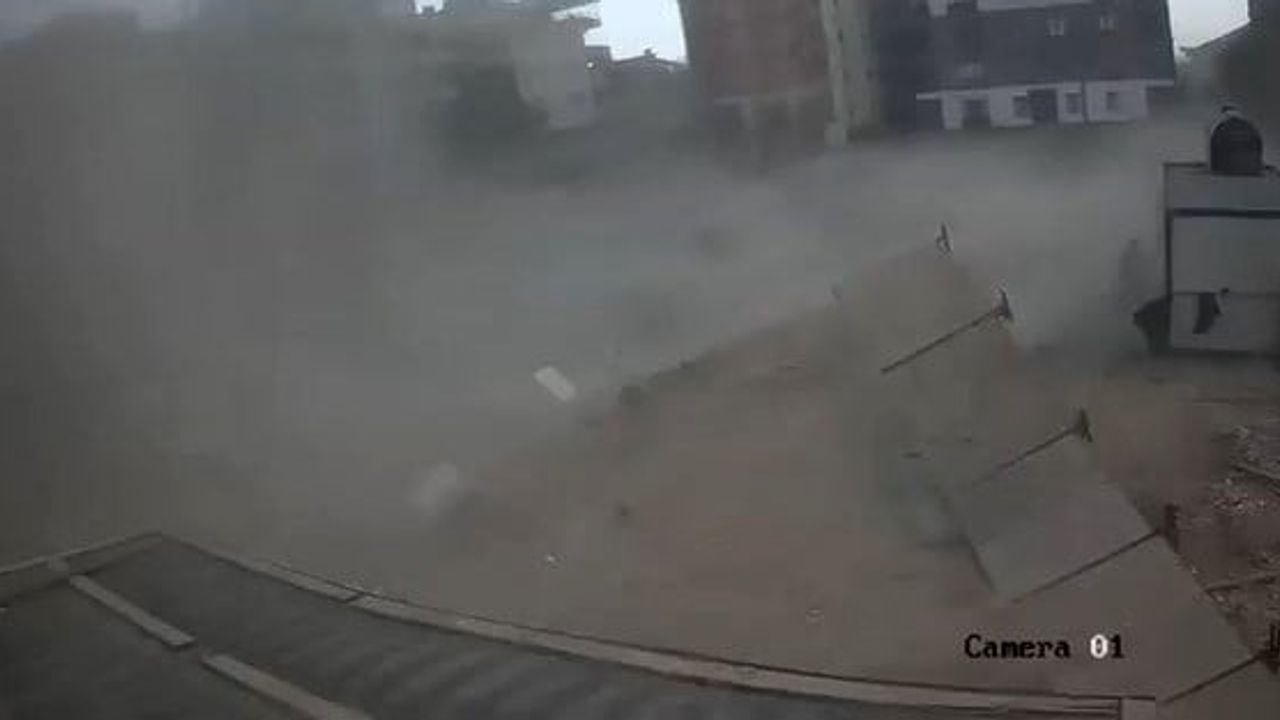 Avcılar'da fırtına anında inşaat korumaları devrildi, işçiler güçlükle kurtuldu
