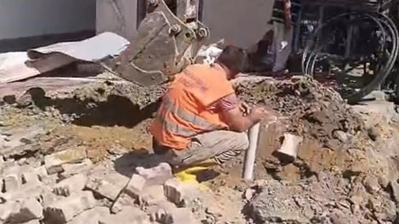Avcılar'da İSKİ borusu patladı, giriş kat dairesini su bastı