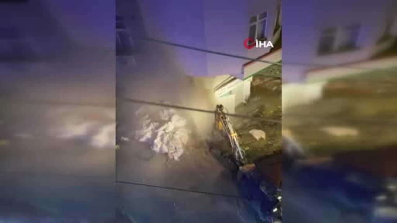 Avcılar’da İSKİ kazısı sırasında su borusu delindi