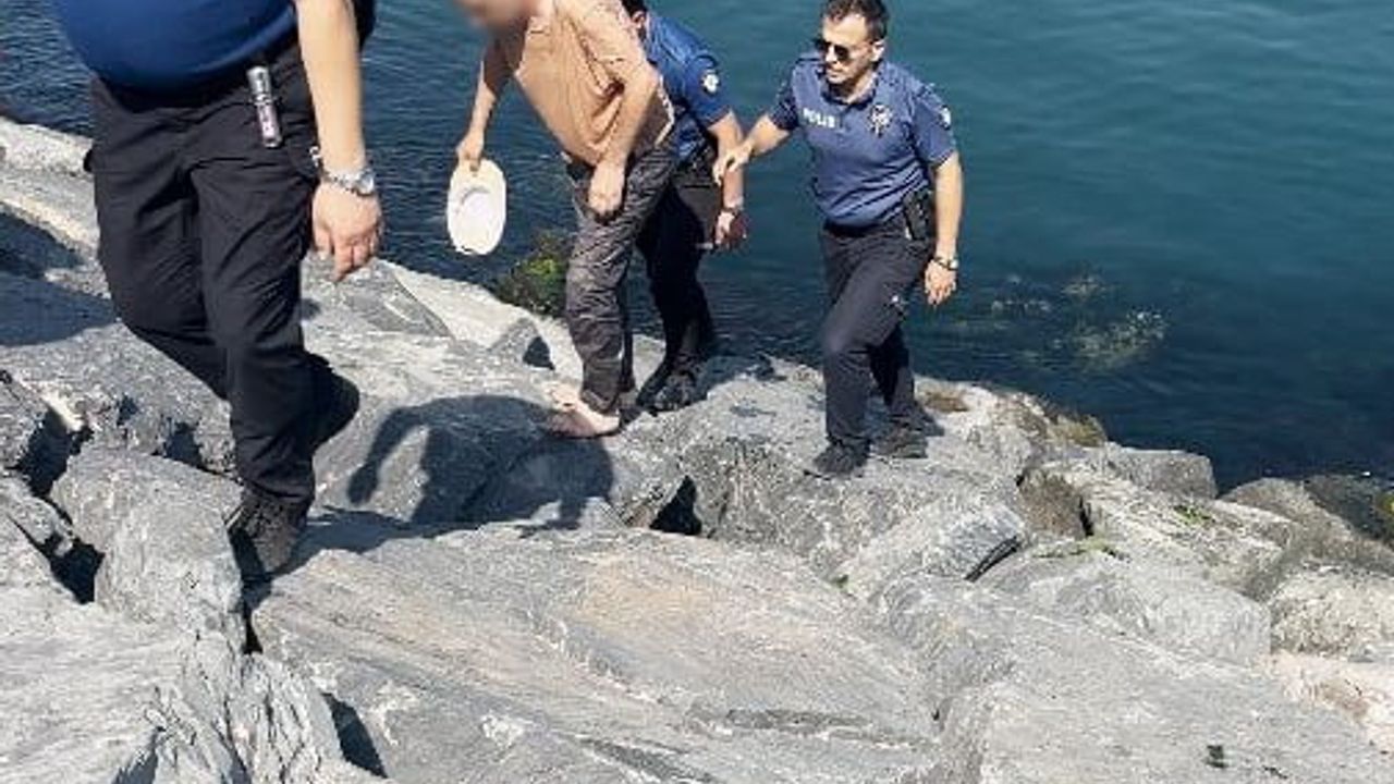 Avcılar'da kayalıklarda ikna edilmeye çalışılan kişi denize düştü ve karaya çıkarıldı