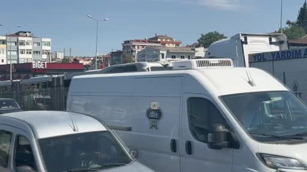 Avcılar'da metrobüs motorunda yangın
