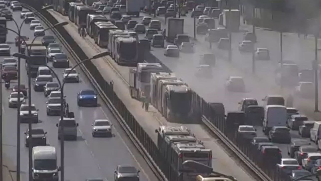 Avcılar’da metrobüste yangın