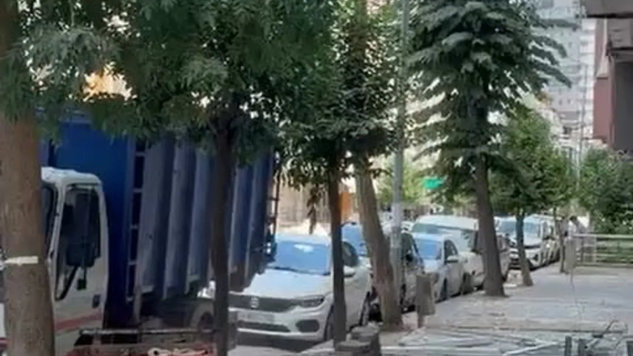 Avcılar'da yıkıma hazırlanan binadan kontrolsüz atılan molozlar çevre güvenliğini tehlikeye attı