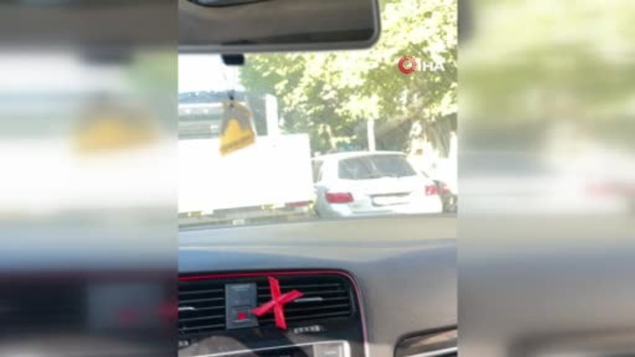 Avcılar’da yol verme tartışması trafiği kilitledi, anlar kamerada