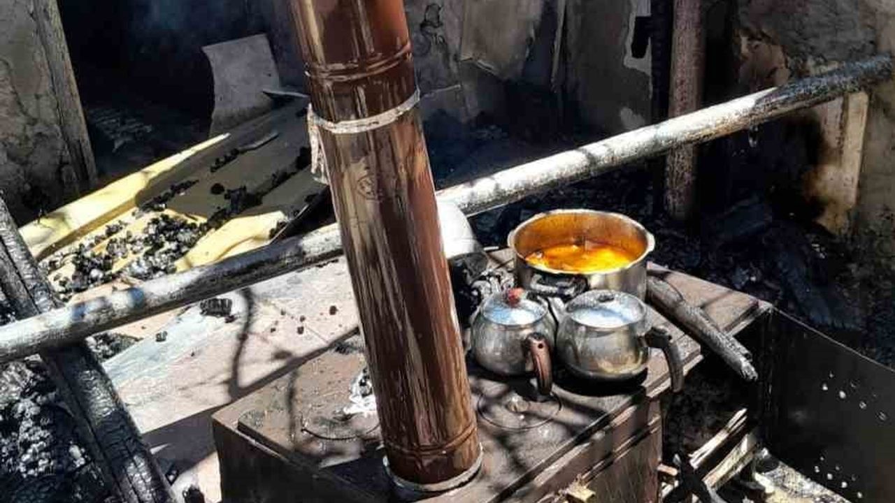 Avludaki soba yangına neden oldu