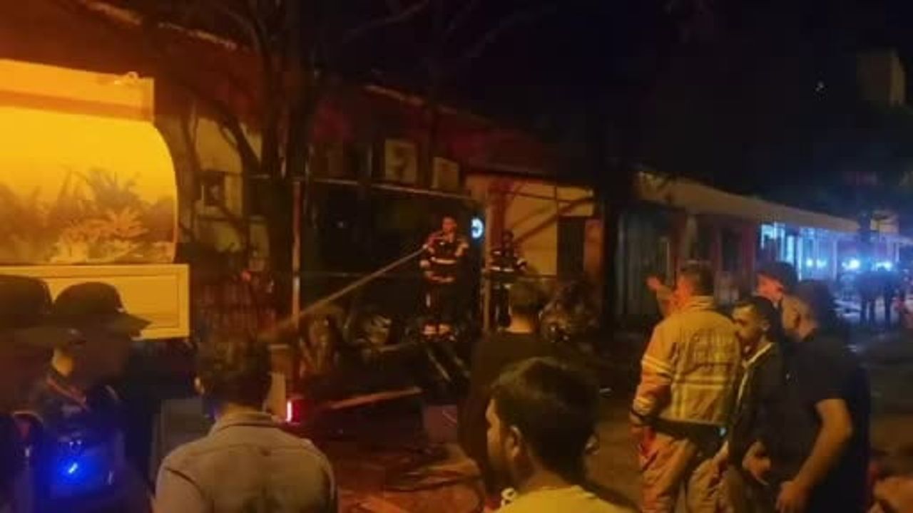Avşa adasında depo yangını itfaiye müdahalesiyle kontrol altına alındı