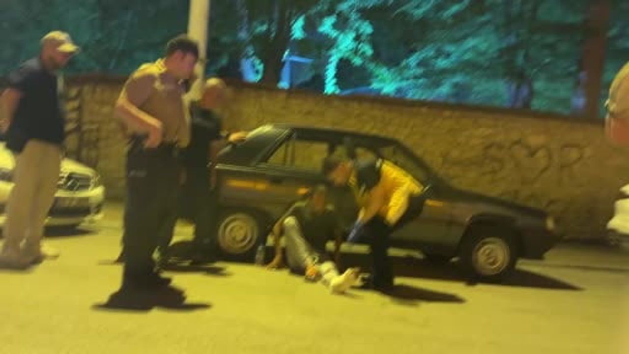 Ayağı alçılı motosiklet sürücüsü alkol etkisindeyken park halindeki iki araca çarptı