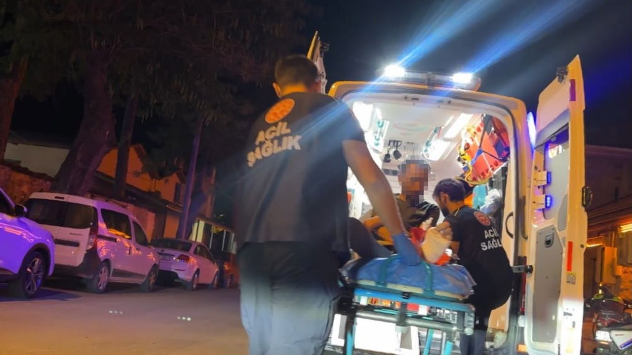 Ayağı alçılı sürücü motosikletiyle park halindeki iki araca çarptı