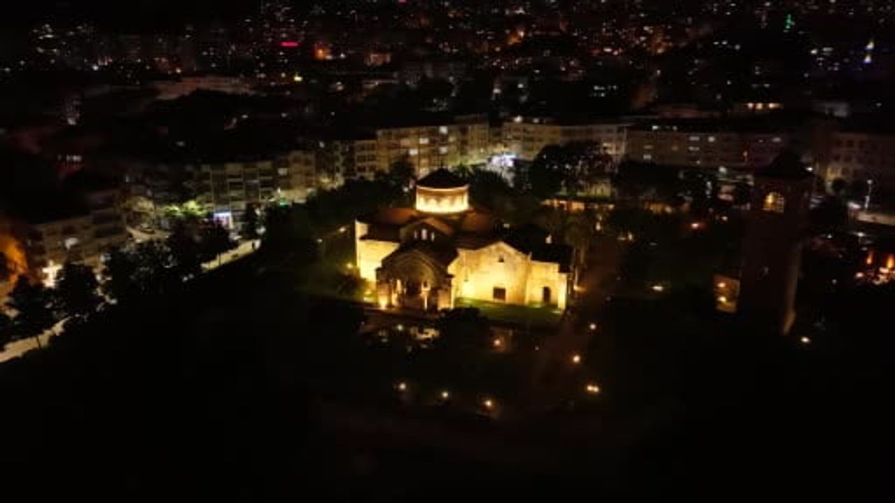Ayasofya Camii akşam ışıklarıyla ziyaretçileri büyülüyor