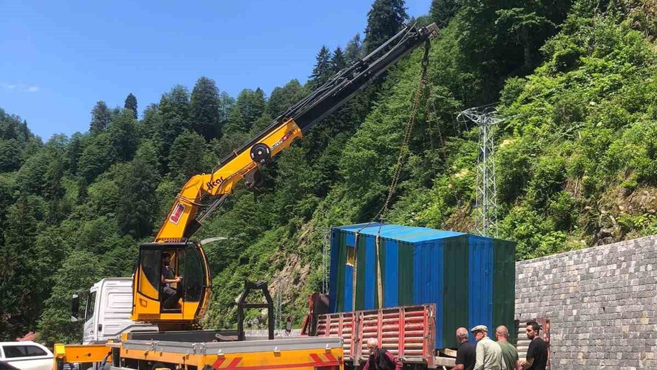 Ayder Yaylası yolundaki izinsiz yapılar kaldırıldı