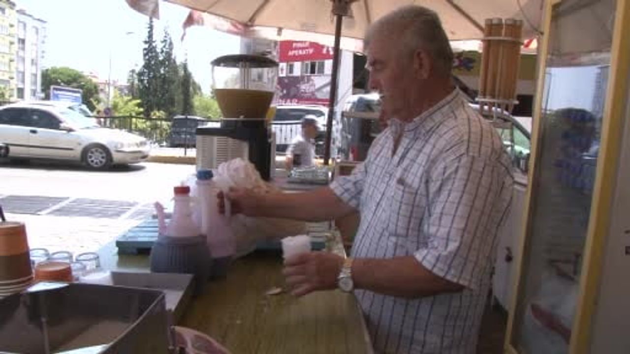 Aydın’da 40 dereceye karşı asırlık çare: kar helvası sokakları serinletiyor