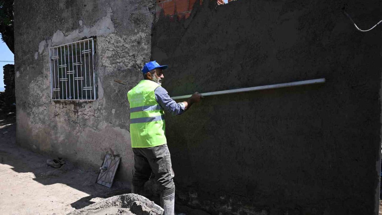 Aydın'da yardım eli: 75 yaşındaki Ümmü teyzenin evinde tadilat başladı