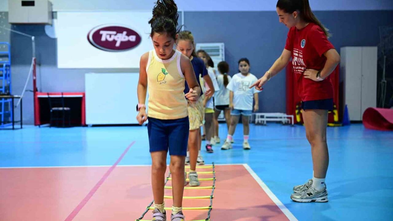 Aydın’da yaz tatili voleybolla geçen ücretsiz kurslar ilgi gördü