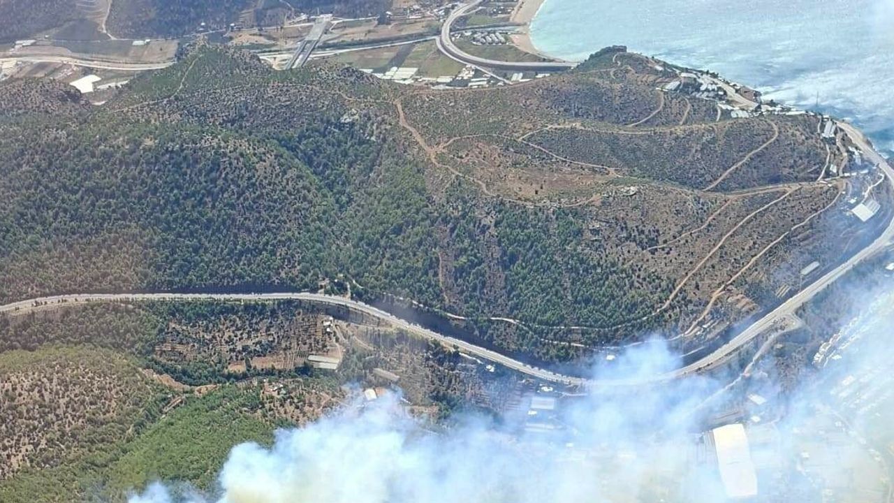 Aydıncık'ta kara ve hava ekipleri alevlerle mücadeleye süratle başladı