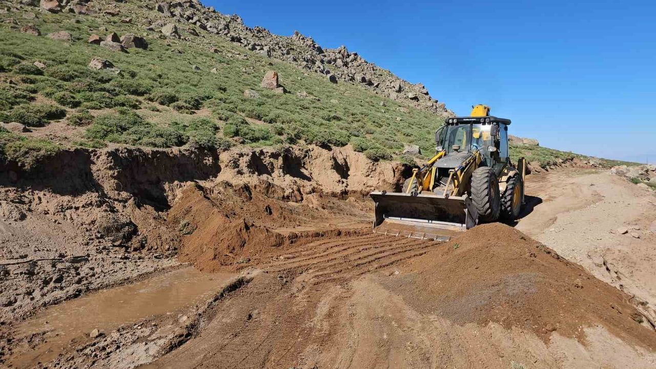 Aydınlar’da dağcılara kolaylık: Süphan Dağı’nda yol açma çalışması