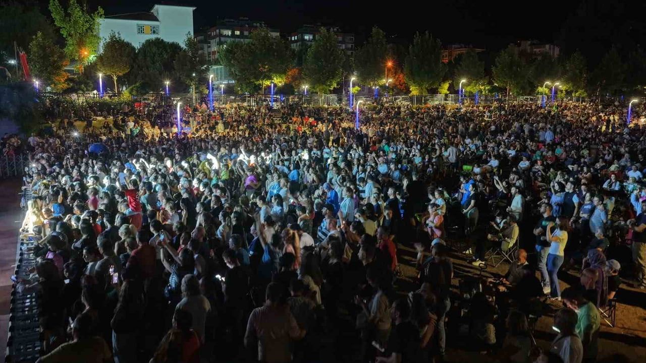 Ayna grubu Mimar Sinan Parkı’nda Aydınlılarla buluştu